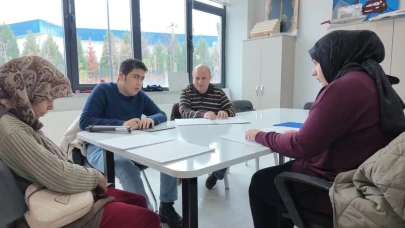 Çayırova'da görme engellilere braille ile kuran dersi veriliyor