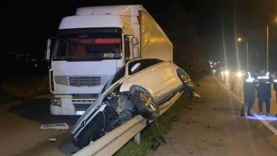 Kocaeli'de otomobil bariyerlerde sürüklendi