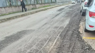 Derince'de çamur dolu sokak vatandaşı zorluyor