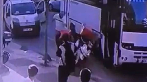 Kocaeli’de motosikletli kuryeye şiddet uygulandı