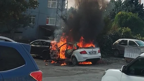 Kocaeli’de yakıt alan araç alev aldı