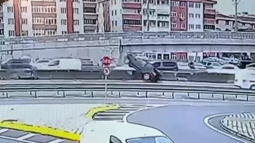 İzmit’te otomobil beton bariyere çarpıp devrildi