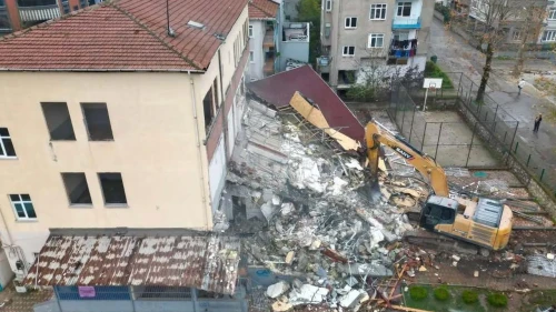 Körfez belediyesi riskli binayı yıktı