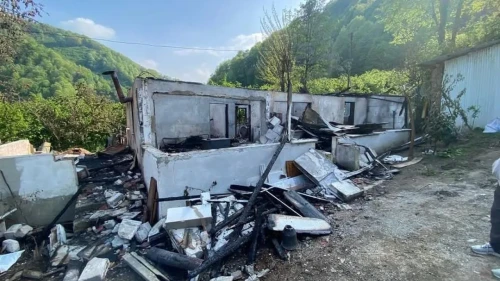 Sakarya'da alevler tek katlı evi yuttu: Geriye küllerinden başka bir şey kalmadı