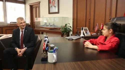 Başkan Sezer koltuğunu 3. sınıf öğrencisi Aslı'ya devretti: Minik başkanın ilk talimatı ne oldu
