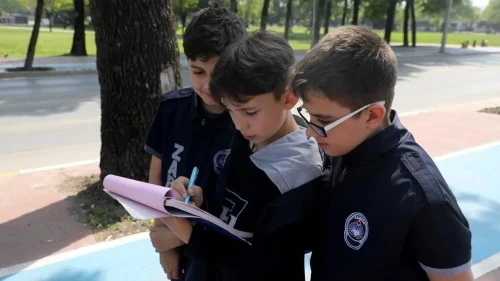 23 nisan'da denetimler minik zabıtalardan: Zabıta üniforması giyen minik öğrenciler çevre kirliliği ve trafik denetimi gerçekleştirdi