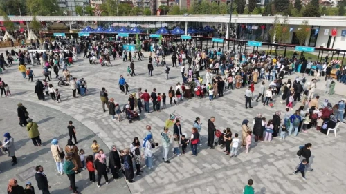 İzmit Milli İrade Meydanı'nda 23 Nisan coşkusu: Binlerce çocuk bayramı doyasıya kutluyor