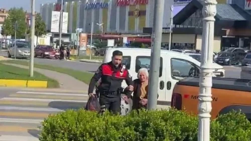 Yunus polisinden örnek davranış: Yürümekte zorlanan yaşlı kadına böyle yardım ettiler