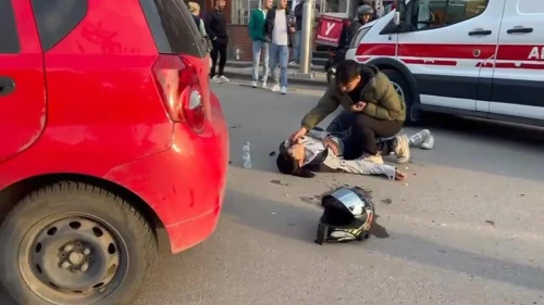 Kocaeli'de otomobil motosiklete çarptı: Sürücü yola savrulup yaralandı