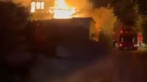 Cenazeye giden ailenin evi alevlere teslim oldu: İki katlı ev alev alev yandı