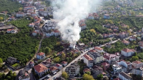 Karasu'da korkutan yangın: Tek katlı ev kullanılamaz hale geldi