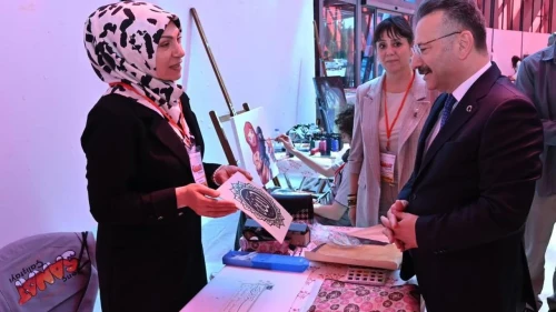 Eskişehir Valisi Aksoy, Genç Sanat Çalıştayı'nda eserleri inceledi: Hangi sanatçıların eserleri sergilendi?