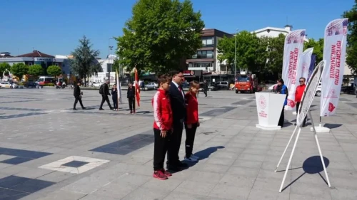 Düzce’de gençlik haftası kutlamaları başladı: Atatürk anıtı’nda çelenk sunma töreni düzenlendi
