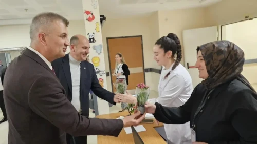Hemşireler Günü'nde hastanede özel ziyaret: Çiçek yağmuru