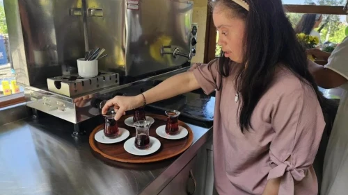 Gölcük'te Örcün Down Kafe özel çalışanlarıyla açıldı