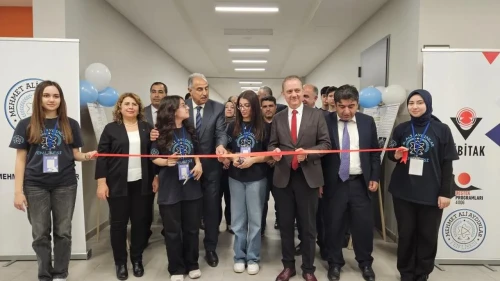 Malatya'da bilim heyecanı: İlk Fen Lisesi Bilim Fuarı'nda 20 proje sergilendi