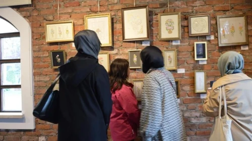 "Eskişehir'de 'Ustanın Işığında Filizlenen Zarafet' sergisi açıldı: Geleneksel tezhip sanatının incelikleri ziyaretçiler ile buluşuyor