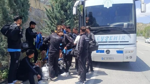 Beyşehir Demirspor'un otobüsü patlayan lastikle zor durumda kaldı, futbolcular taksiyle maça yetişti