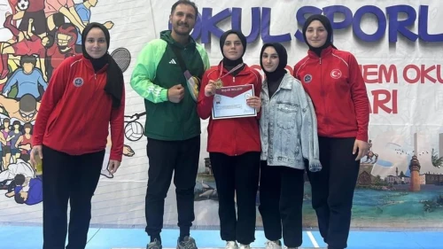 Bayburtlu Hacer Zengin, bilek güreşinde Türkiye Şampiyonu! Altın madalya ile döndü
