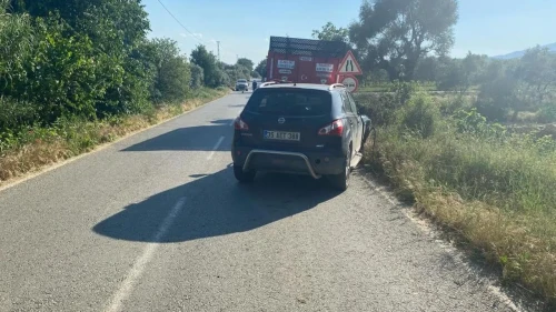 Ödemiş'te zincirleme kaza: 2 yaralı, otomobil traktörle çarpıştı