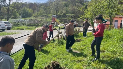 Miniklerin iyilik projesi: Yaşlılardan dua, temizlik ve saygı dolu bir gelecek