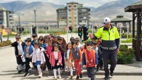 Niğde'de 406 öğrenciye trafik eğitimi: Çocuklar geleceğin güvenli sürücüleri oluyor