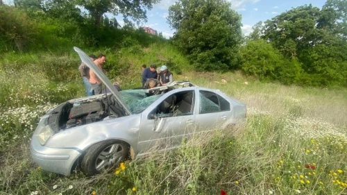 Balıkesir'de korkunç kaza: Tarlaya uçan araçta yaralı sürücü kurtarıldı
