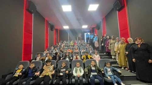 Soma'da Kur'an kursu öğrencileri sinema etkinliğinde buluştu: 'Hay Hak: Karagöz-Hacivat' filminden neler öğrendiler?