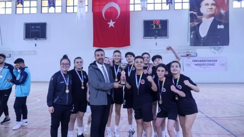 Kastamonu Üniversitesi Kadın Futsal Takımı namağlup şampiyon