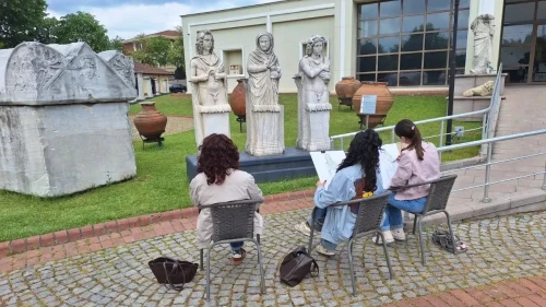 Kocaeli Arkeoloji Müzesi'nde genç sanatçılar antik heykellerle yaratıcı çalışmalar gerçekleştirdi