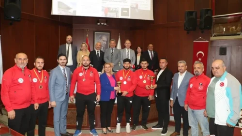İzmit Belediyespor güreşçileri uluslararası arenada fark yarattı: İşte kazandıkları madalyalar