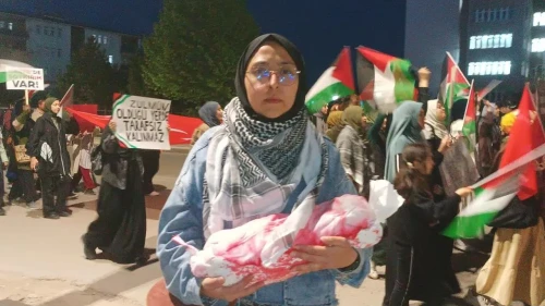 Cumhuriyet Üniversitesi öğrencilerinden İsrail'e kanlı protesto
