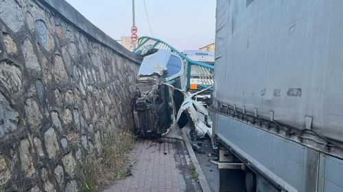 Gebze'de otomobil duvarda asılı kaldı sürücü kurtuldu