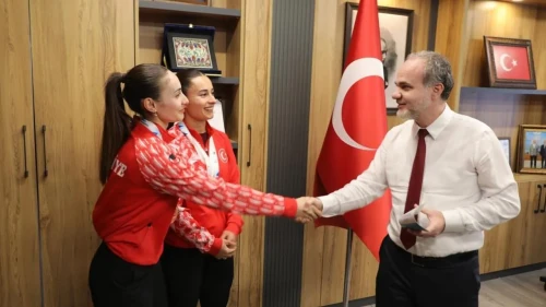 Niğde'nin gururu oldular: Aysel ve Cansel Özkan Avrupa Şampiyonası'nda madalya kazandı
