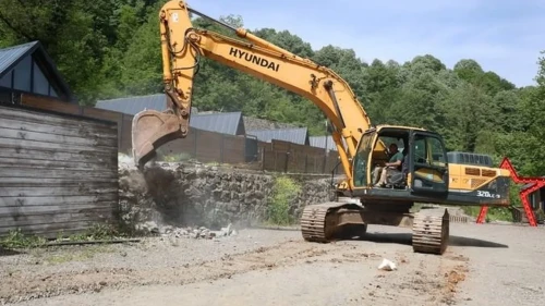 Kartepe'de kaçak yapı yıkımları hız kesmeden devam ediyor