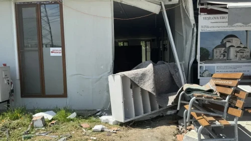 Gündoğdu'da otomobil camiye girdi: Sürücü yaralı, hasar büyük