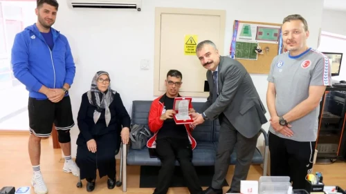 "Mehmet Bakır Eğilmez, azmiyle gençlere ilham vermeye devam ediyor