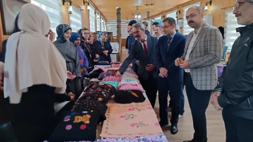 Tosya'da özel öğrencilerin el sanatları ve resimleri sergilendi! Neler yer aldı?