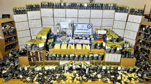 Balıkesir'de büyük operasyon: 5 gözaltı, kaçak tütün ve sigaralar ele geçirildi