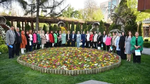 Başkan Büyükkılıç, kadın muhtarlara anneler günü sürpriziyle gövde gösterisi yaptı