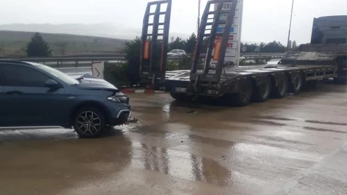 Kırıkkale'de otomobil çekiciye çarptı: 2 yaralı