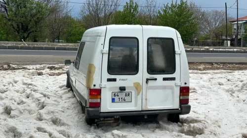Uşak’ta sağanak ve dolu yağışı etkili oldu: Sokaklar beyaza büründü