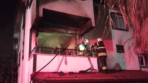 Hatay Arsuz'da korkutan yangın: 3 katlı bina alev alev yandı