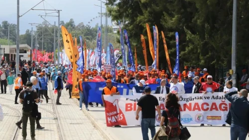 Antalya’da 1 Mayıs coşkuyla kutlandı: Binlerce kişi Konyaaltı varyantlarda bir araya geldi