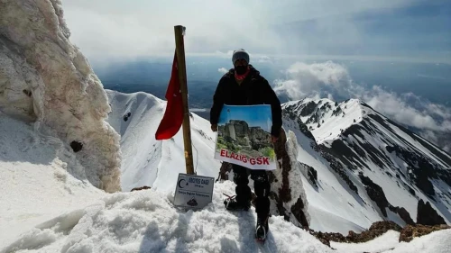 Elazığlı Tarık Trap, 8 saatlik tırmanışla Erciyes Dağı zirvesine çıkarak kenti gururlandırdı