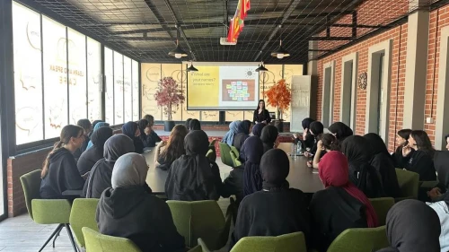Learn and Speak Cafe'de öğrencilere İngilizce eğitimi