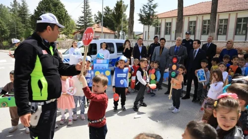 Çameli'de miniklere trafik kuralları uygulamalı eğitildi