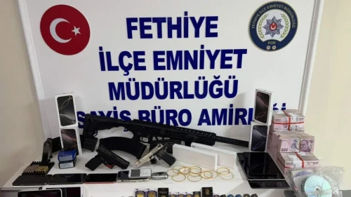 Fethiye’de dolandırıcılık şüphelisi yakalandı: Çok sayıda silah, altın ve para ele geçirildi