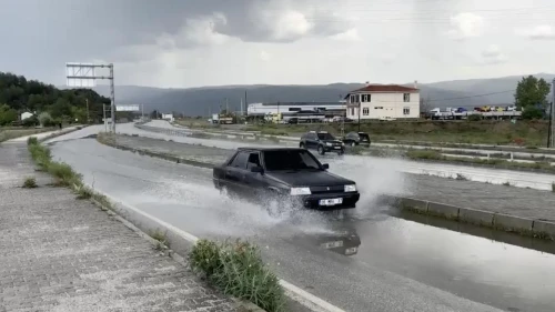 Tosya'da sağanak yağış etkili oldu: Yollarda su birikintisi oluştu