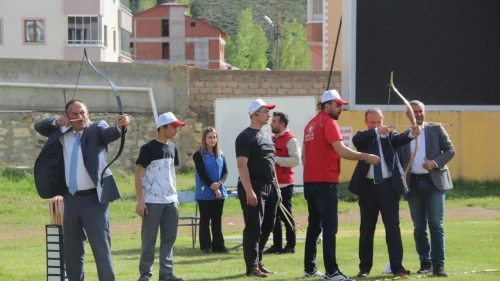 Bayburt'ta Gençlik Haftası coşkusunu okçuluk turnuvası ile taçlandırdı